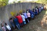 Moradores querem resposta sobre muro que divide os bairros Santa Rita Avencas e Jardim Santa Rita