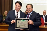 Carlos Alberto Joussef, diretor-presidente da Unimed Piracicaba, homenageado pelo vereador Ronaldo Moschini (PPS)