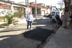 Vereador Tozão caminhou por ruas do bairro na manhã de hoje (30)