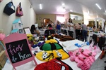 Novelos de lã doados são transformados, com a colaboração de voluntários, em perucas para crianças com câncer