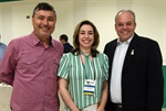 Os vereadores Gilmar Rotta e Pedro Kawai e a delegada seccional do CRF de Piracicaba, Claudia Carias