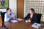 Vereadora apresenta sua proposta ao prefeito Barjas Negri