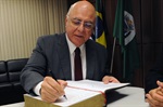 Arnaldo Jardim assinou o livro de visitas mantido pela Câmara