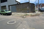 A guia e a calçada da rua Albert Einstein, no Bairro Vila Cristina, precisam ser niveladas