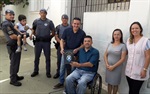 A mãe da criança, Luciana Mara Cardoso Garcia, também esteve presente durante a entrega