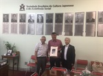 O vice-presidente Roberto Yoshihiro Nishio e o secretário-geral administrativo Eduardo Goo Nakashima receberam Kawai