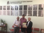 Vereador entregou o DVD do documentário "Kansha: 100 Anos da Imigração Japonesa em Piracicaba", produzido pelo Departamento de Comunicação