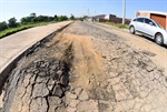 Asfalto na rua do Vem Viver apresenta problemas em toda extensão da via