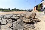 Asfalto na rua do Vem Viver apresenta problemas em toda extensão da via