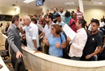 Antes do início da sessão, público se concentrou em frente ao prédio principal