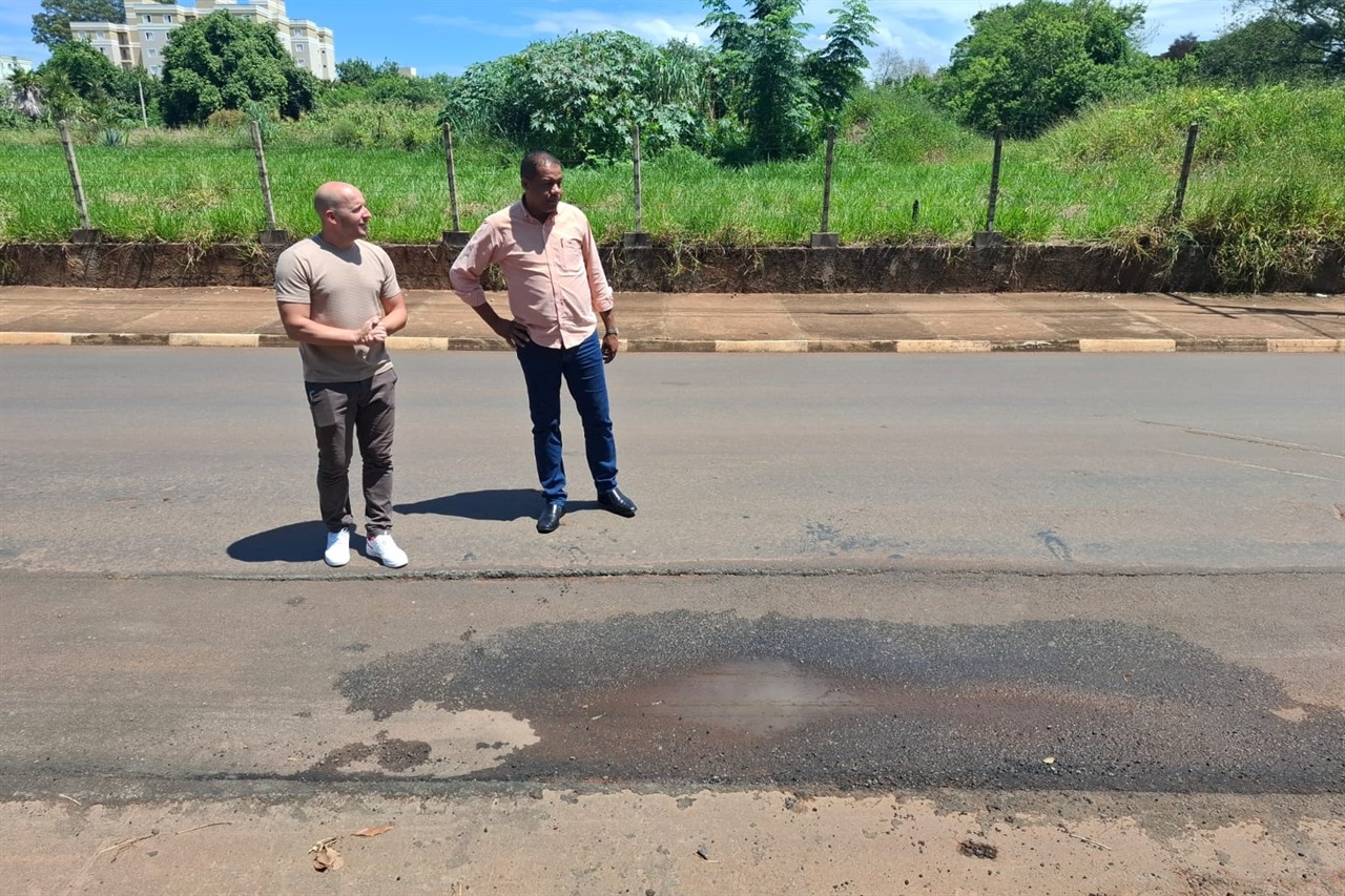 Vereador cobra melhorias na infraestrutura viária do bairro Santa Rita