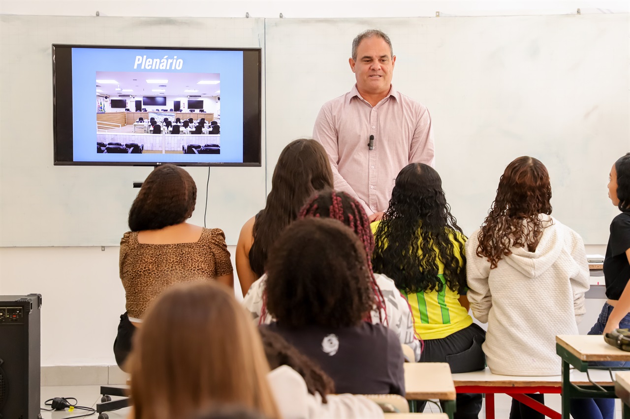 Pela primeira vez, projeto Conheça o Legislativo é realizado em escola